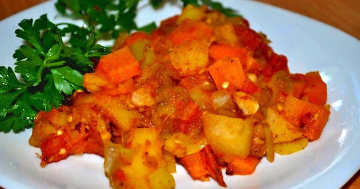 Морковь в сметане на сковороде тушеная с луком