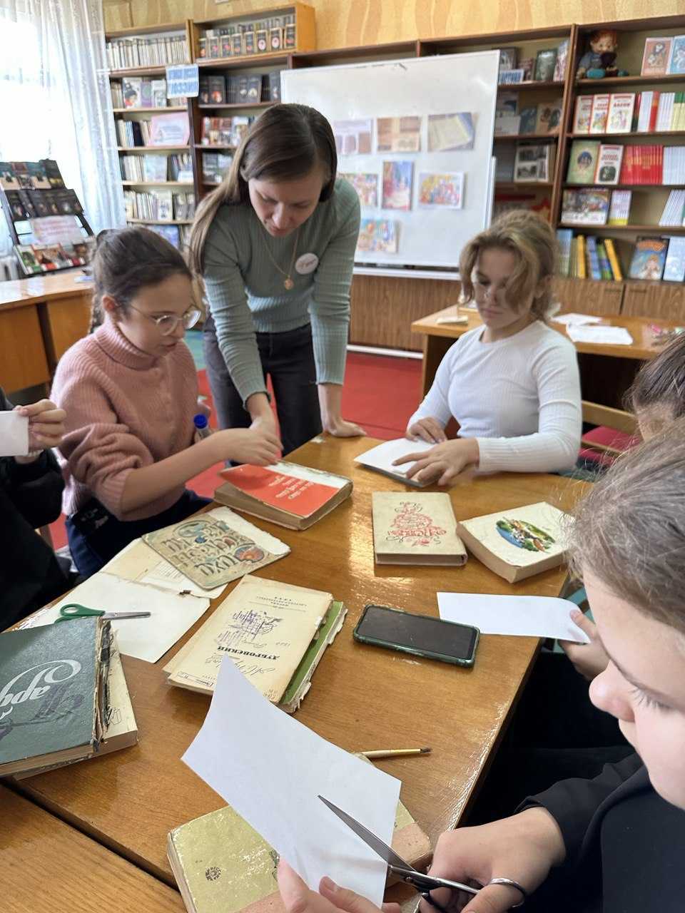 Как правильно написать учится или обучается